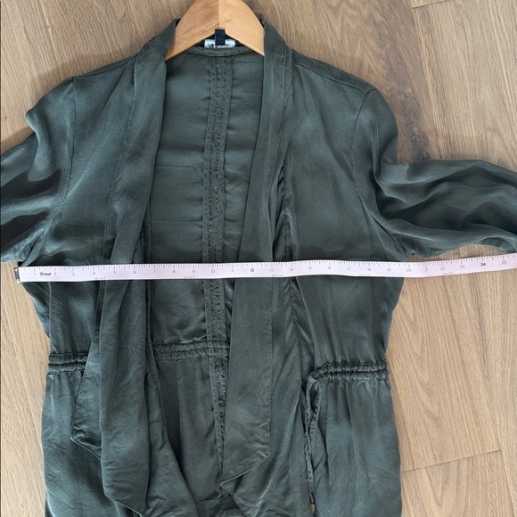 🌿 Reitmans Green Utility Jacket – 100% Lyocell
Size 8 - Picture 4 of 4